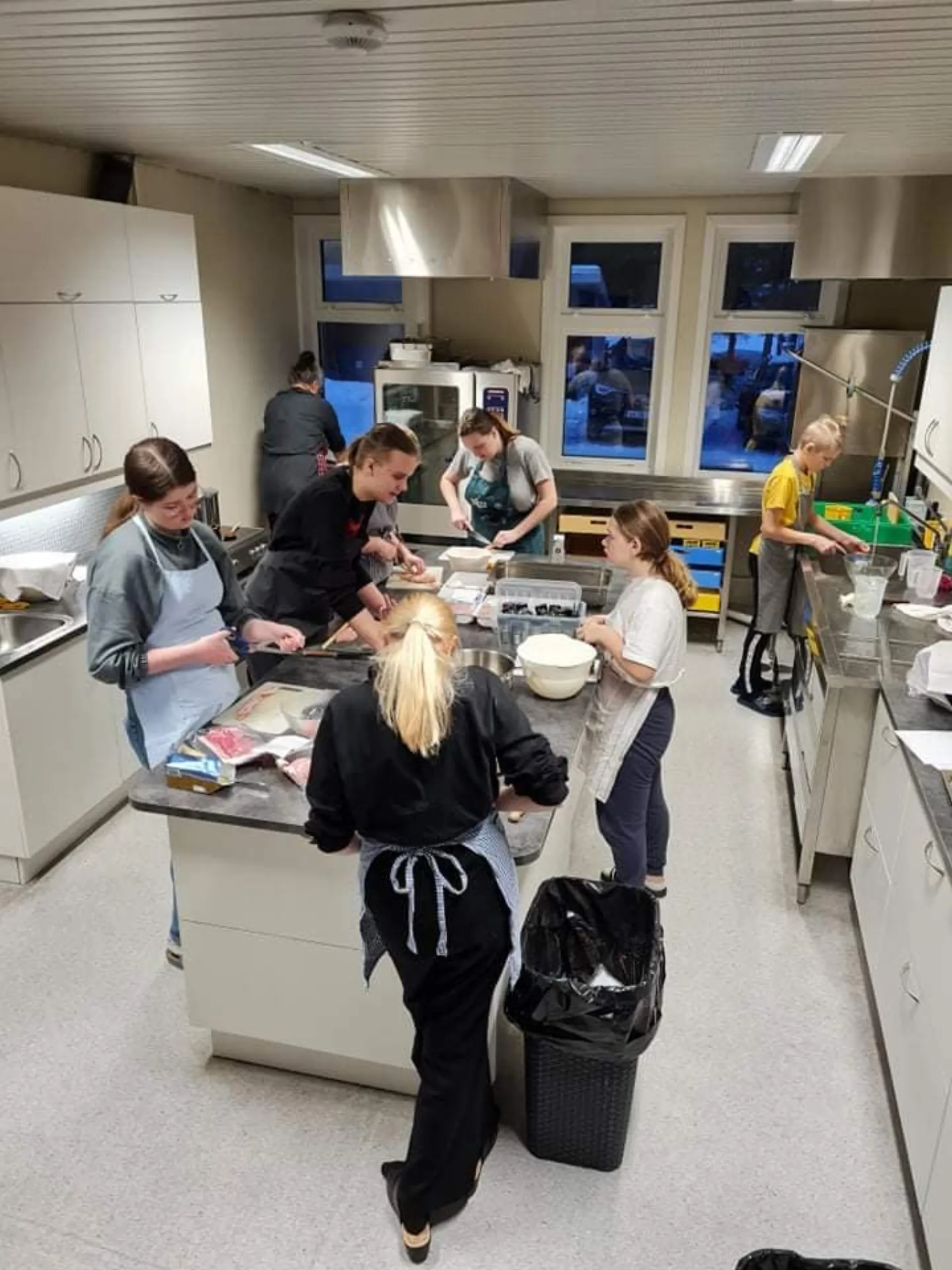 Elevar som arbeider med montessorimateriell