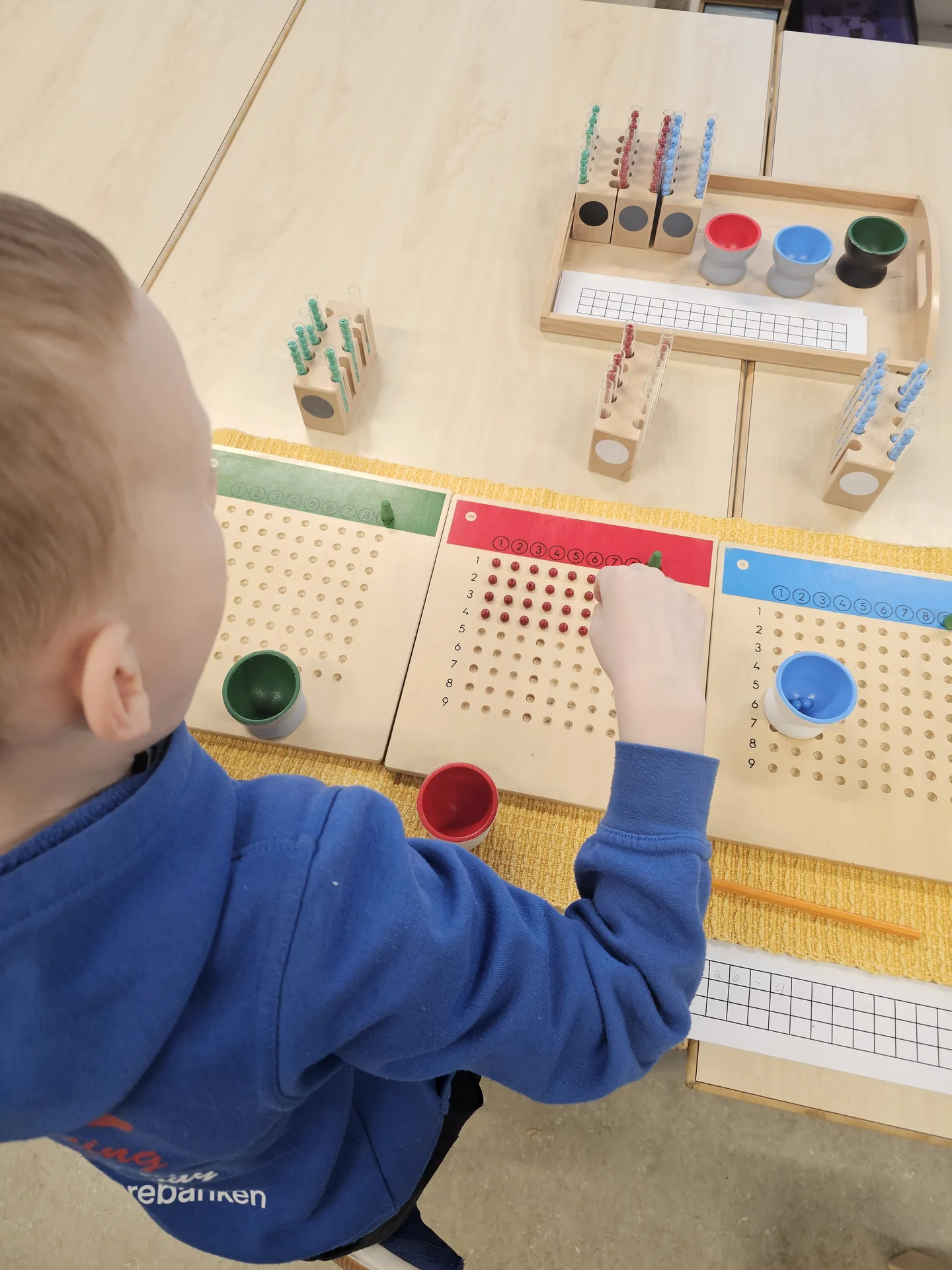 Elev som arbeider med montessorimateriell