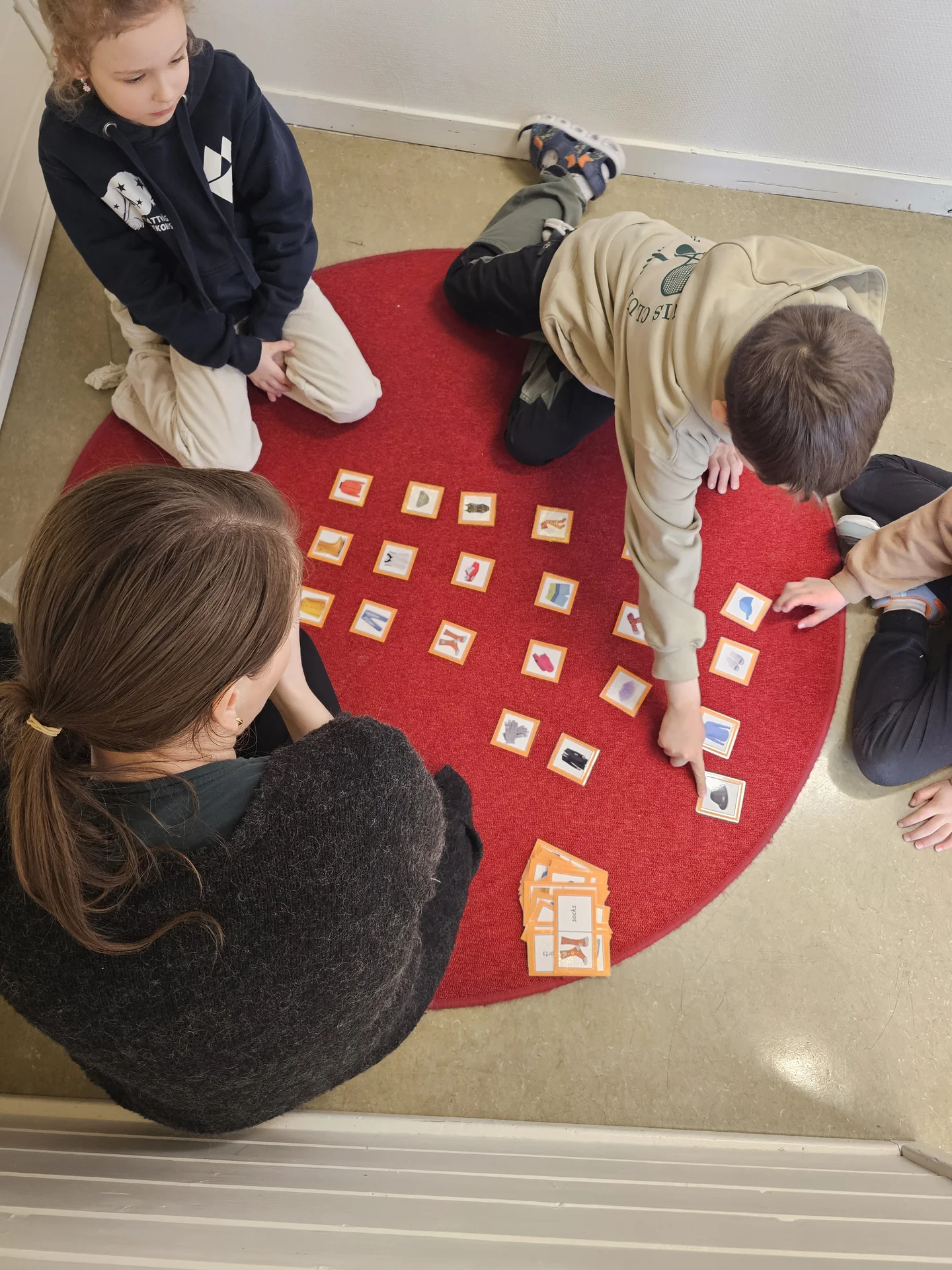 Elevar som leikar bokstavspel saman