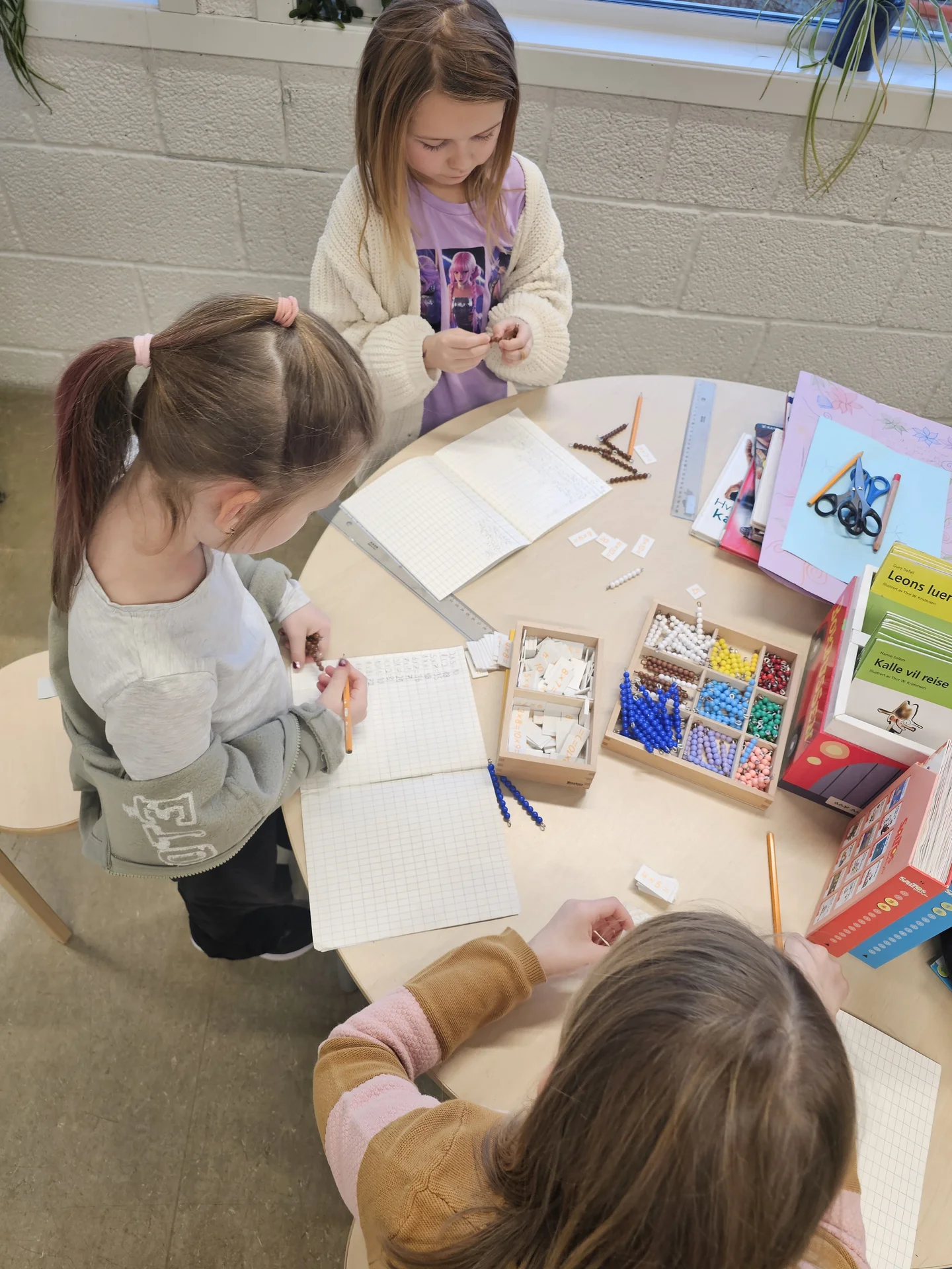 Elevar som skriv og arbeider sjølvstendig