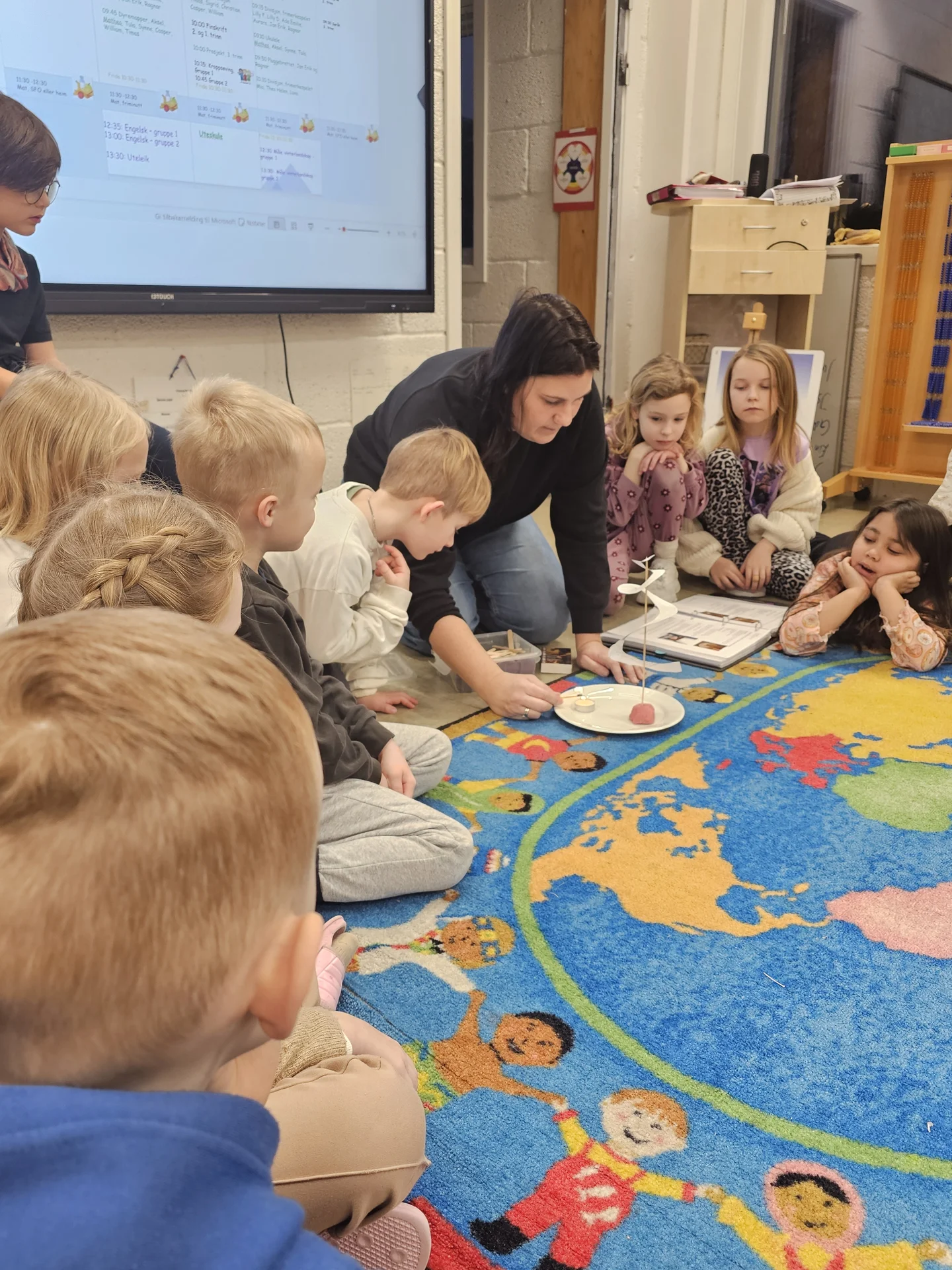 Klassen samla rundt verdenskartet