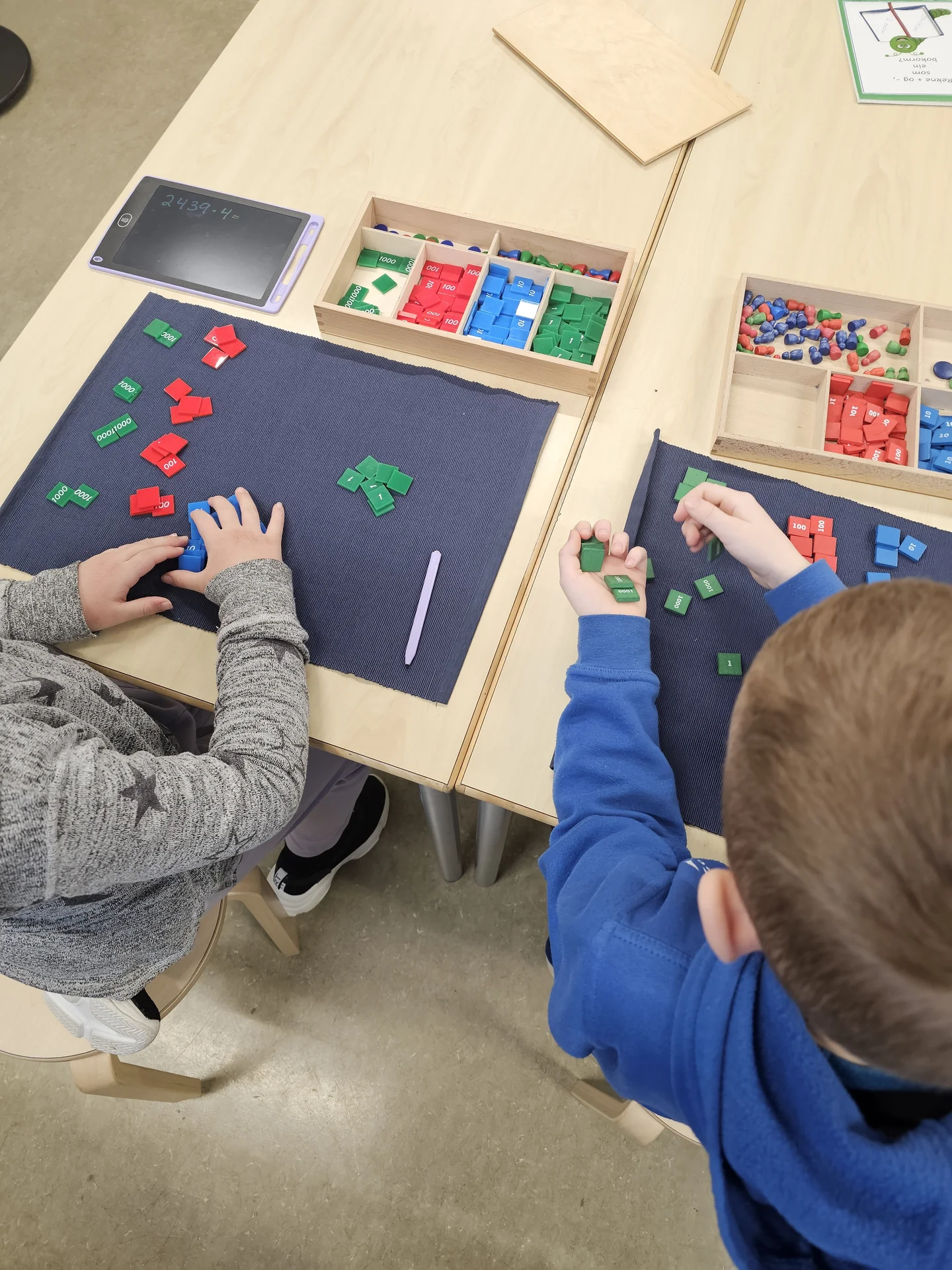 Elevar som arbeider med matematikk-materiell